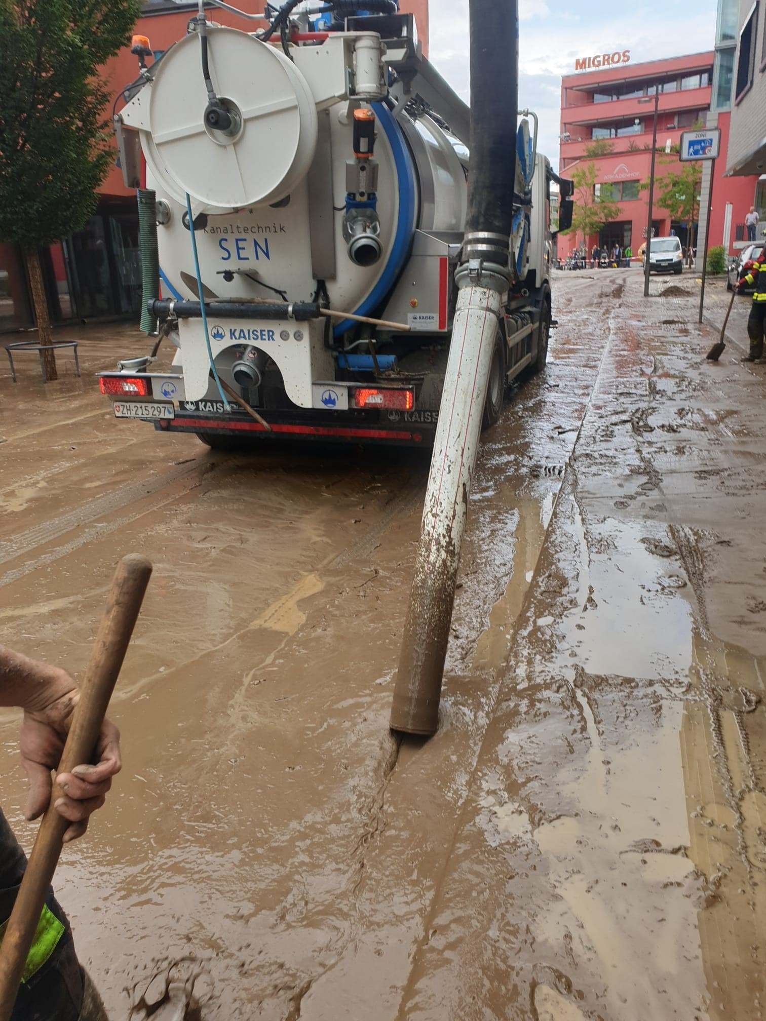 Saugwagen der SEN Kanaltechnik saugt nach einem Unwetter Schlamm von der Strasse