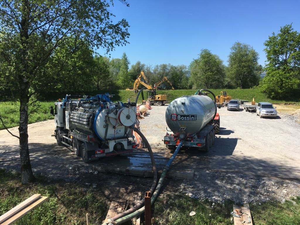 Saugwagen der SEN Kanaltechnik bei Saugarbeiten auf einer Baustelle