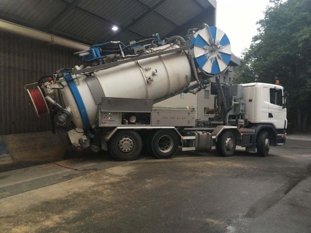 Saug- und Spülwagen der SEN Kanaltechnik von der Seite