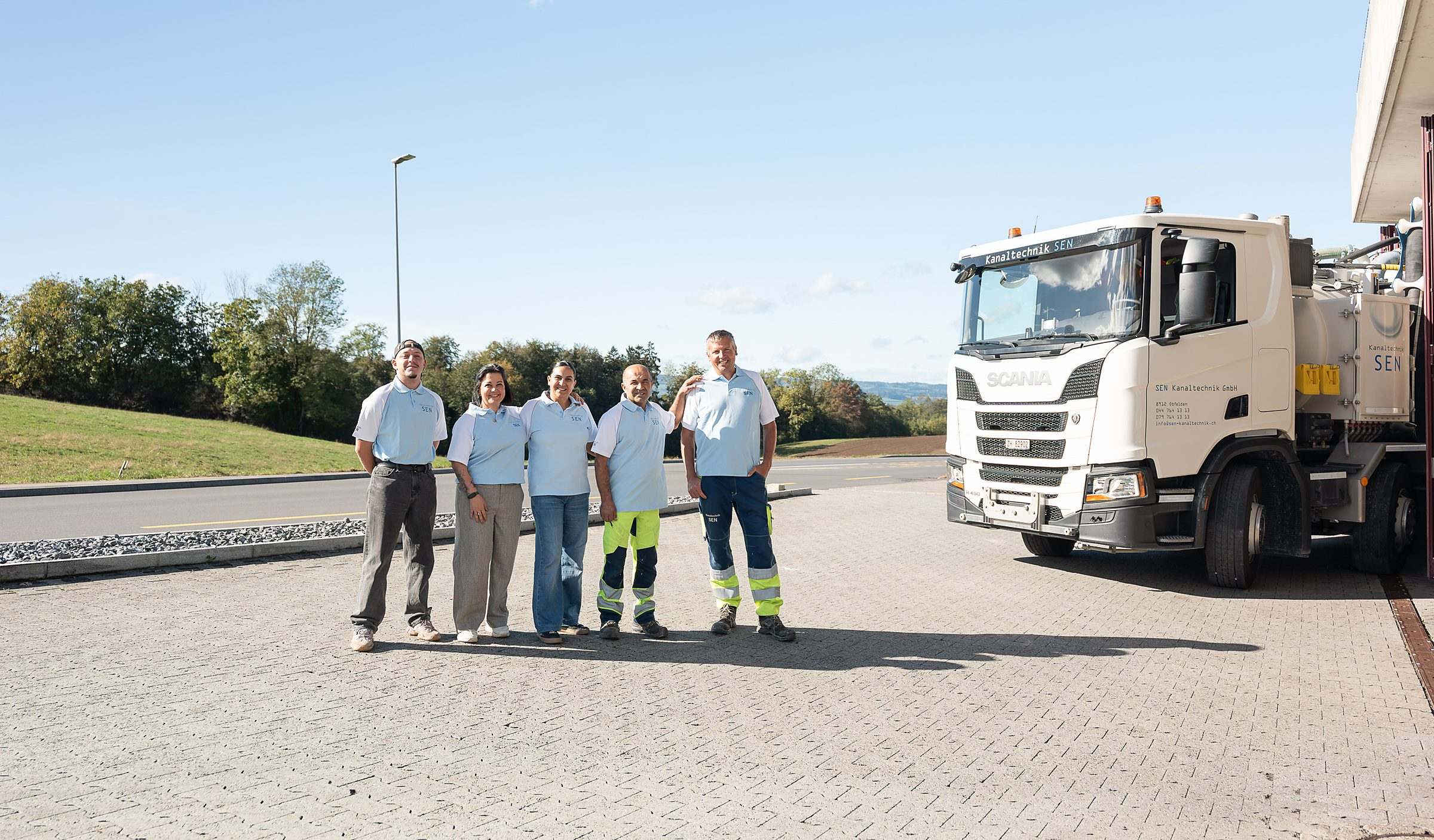Das Team der SEN Kanaltechnik vor dem Saug- und Spülwagen in Obfelden